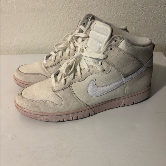 Nike Dunk High Sneakers in cream and pink - Picture 1 of 3